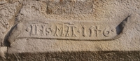 Photographie couleur montrant une inscription gravée dans la pierre.