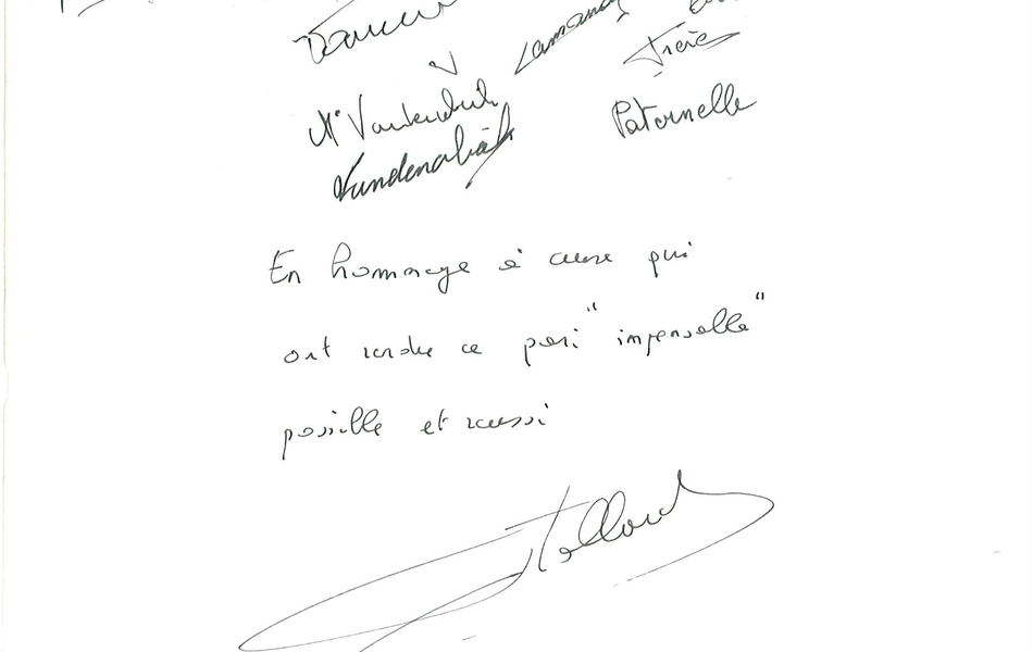 Texte manuscrit sur lequel on lit : "Les gueules noirs sont heureux de participer à l'inauguration du Louvre-Lens le jour de la sainte Barbe (suivie de signatures). En hommage à ceux qui ont rendu ce pari "impensable" possible et réussi. Hollande".