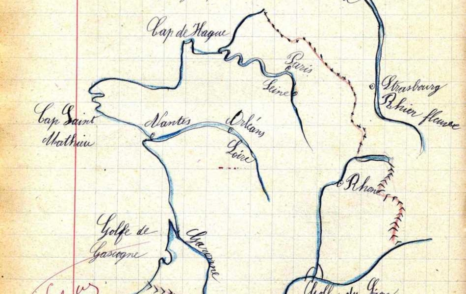 Carte manuscrite de la France portant comme titre "Géographie. Les côtes de France". Les grands fleuves français y sont dessinés, ainsi que les grandes villes qu'ils traversent et les deltas et estuaires : la Seine (Paris, Cap d'Adge), la Loire (Orléans, Nantes, Cap Saint-Mathieu), la Garonne (Golfe de Gascogne), le Rhône (Golfe du Lion) et le Rhin (Strasbourg)