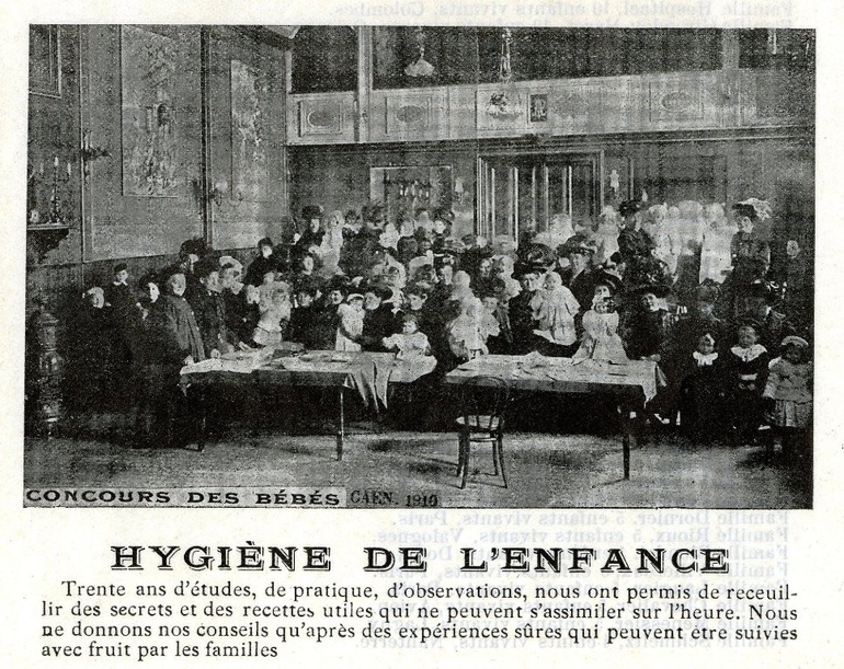 Photographie noir et blanc d'une salle remplie de mères accompagnées de leurs enfants. En-dessous, la légende précise "concours des bébés, Caen, 1910. Hygiène de l'enfance : trente ans d'études, de pratique, d'observations, nous ont permis de recueillir des secrets et des recettes utiles qui ne peuvent s'assimiler sur l'heure. Nous ne donnons nos conseils qu'après des expériences sûres qui peuvent être suivies avec fruit par les familles".