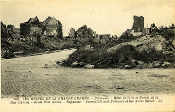 Carte postale noir et blanc montrant une partie de Bapaume complètement détruite. Le croisement de rue photographié n'est bordé que de ruines de bâtiments.