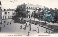 Carte postale noir et blanc montrant une cour d'école.