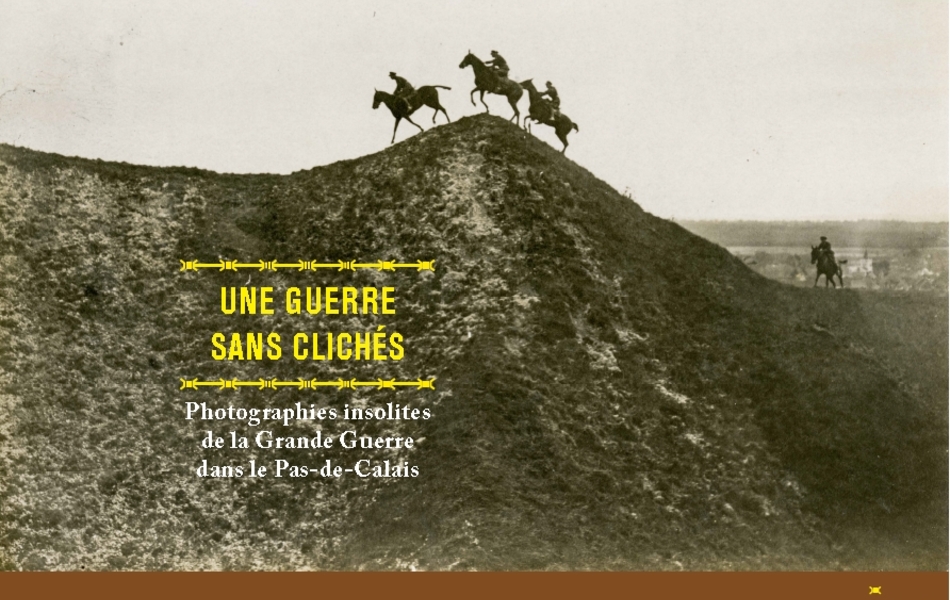 Photographie couleur montrant un panneau d'exposition illustré par une photo noir et blanc d'un cavalier dans une plaine et sur lequel on lit : "Une guerre sans clichés. Photographies insolites de la Grande Guerre dans le Pas-de-Calais".