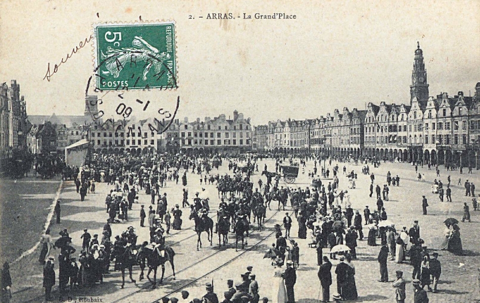 Photographie noir et blanc montrant la façade d'un bâtiment ouvragé.