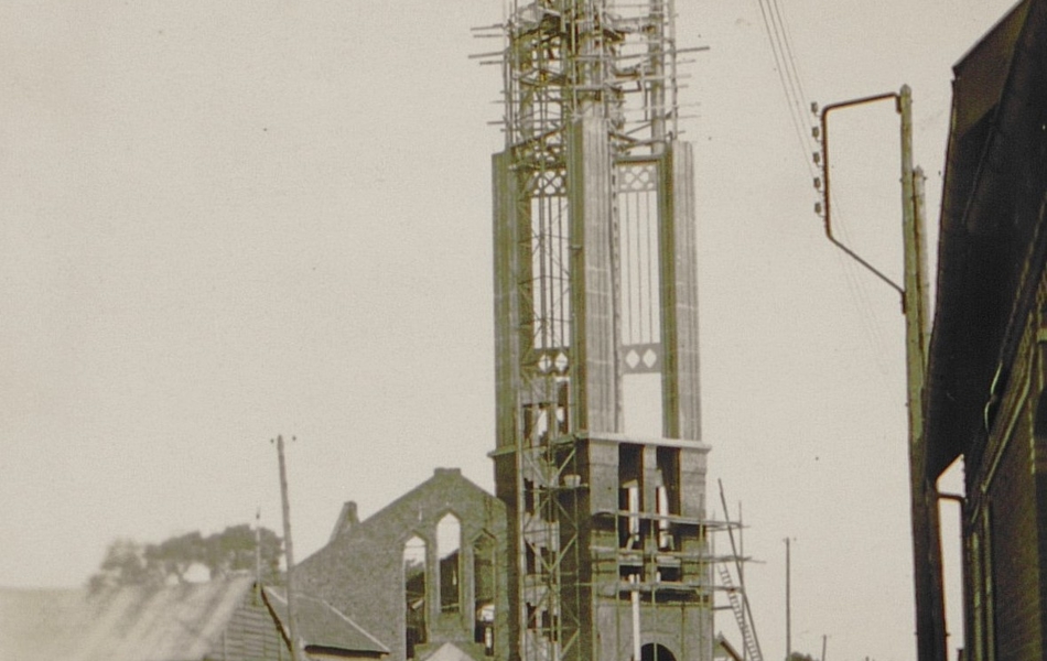 Photographie noir et blanc montrant une église en construction.