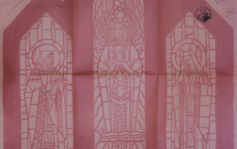 Photographie couleur montrant le dessin monochrome d'un vitrail d'église.