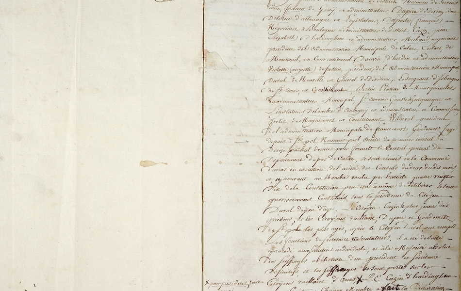 Texte manuscrit sur lequel on li : " Paraphé par moi, Jacques-Louis-Nicolas Vaillant, président du Conseil Général du département du Pas-de-Calais. À Arras, en séance du Conseil le premier thermidor, an huit de la République française une et indivisible. L'an huit de la République françaiseune et indivisible et le premier thermidor onze heures du matin, les citoyens Vaillant d'Arras ex constituant, Goudemetz de Fresnoy exprésident d'administration de district, Norman de Servins idem, Parent de Gouy ex administrateur, Dupire de Divion idem, Delerue d'Allouagne ex législateur, Delporte (François) négociant à Boulogne, administrateur de district, Cazin (Pierre-Elizabeth) d'Hardinghem ex administrateur, Michaud négociant, président de l'administration municipale de Calais, Enlart de Montreuil ex conventionnel, Dauvrin d'Hesdin ex administrateur, Violette (Auguste) de fressin président de l'administration municipale, Duval de Neuville ex général de division, le sergeant d'Isbergue [et] de Saint-Omer ex constituant, Bertin Platiau de Nuncqieurlet ex administrateur municipal, Saint-Amour Gousse de zutquerque ex législateur, Delombre d'Aubigny ex administrateur et commissaire, Petit de Magnicourt ex constituant, Willerval président de l'administration municiaple de Framecourt, Goudemetz juge de paix à Saint-Pol, nommés par arrêté du premier consul du douze prairial denier pour former le Conseil général du département du Pas-de-Calais, se sont réunis en la commune d'Arras en exécution de l'arrêté des Consuls du deux dudit mois et s'y trouvant au nombre voulu par l'arrêté quatre vingt dix de la Constitution pour être à même de délibérer, se sont provisoirement constitués sous la présidence du citoyen Duval doyen d'âge. Le citoyen Cazin le plus jeune des présens, et les citoyens Vaillant, Dupire et Goudemetz de Saint-Pol les plus âgés, après le citoyen Duval, ont rempli les fonctions de secrétaire et scrutateurs. Il a été de suite procédé aux scrutins individuels, et à la majorité absolue des suffrages d'élection d'un président et secrétaire définitifs et les suffrages se sont portés sur les citoyens Vaillant d'Arras pour président, L. E. Cazin d'Hardinghem pour secrétaire. Chaque membre a fait la déclaration prescrite par la loi du vingt-et-un nivôse dernier. Le président a communiqué deux lettres adressées au préfet du département par les citoyens..."