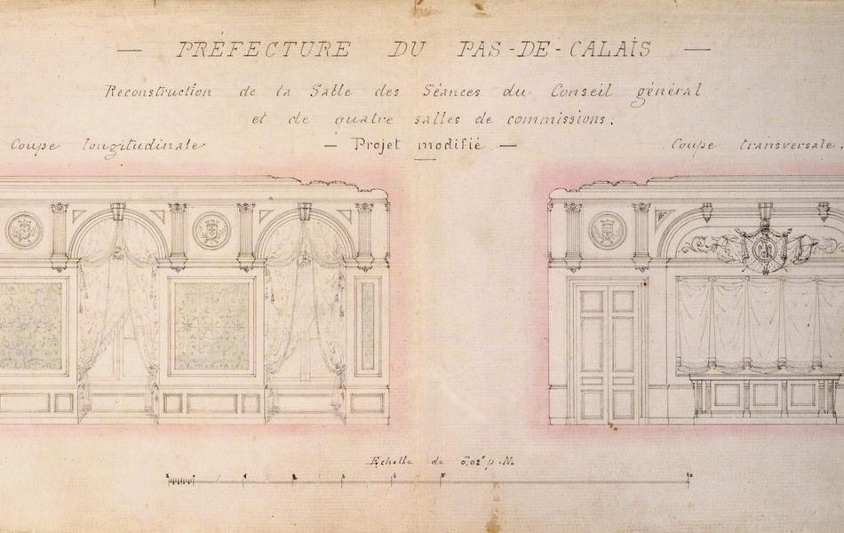 Dessin d'arhitecte montrant le décor imaginé sur un mur : rideaux aux fenêtres, surmontés de blasons, moulures sur murs, plafonds et boiseries.