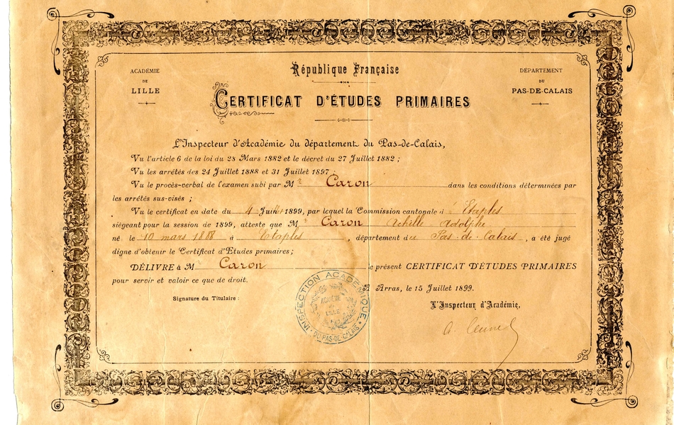 Document pré-imprimé et manuscrit sur lequel on lit : "République française. Certificat d'études primaires. L'inspecteur d'académie du département du Pas-de-Calais, vu l'article 6 de la loi du 28 mars 1882 et le décret du 27 juillet 1882 ; vu les arrêtés des 24 juillet 1888 et 31 juillet 1897 ; vu le procès-verbal de l'examen subi par M. Caron dans les conditions déterminées par les arrêtés sus-cités ; vu le certificat en date du 4 juillet 1899, par lequel la commission cantonale d'Étaples siégeant pour la session de 1899, atteste que M. Caron Achille Adolphe, né le 10 mars 1888 à Étalpes, département du Pas-de-Calais, a été jugé digne d'obtenir le certificat d'études primaires ; délivre à M. Caron le présent certificat d'études primaires pour servir et valoir ce que de de droit. À Arras, le 15 juillet 1899".