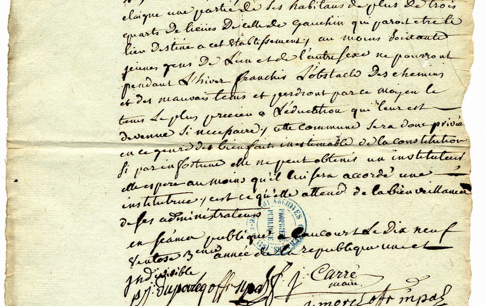 Document manuscrit sur lequel on lit : "Aux citoyens administrateurs du distrcit de Béthune. Le conseil général de la commune de Caucourt ne peut s'empêcher de vous exprimer au nom de ses habitants combien ils sont affligés en voyant par la démarcation proposée que leur commune va être privée de l'avantage de posséder dans son sein un instituteur dont elle croyait jouir à tous égard, malgré sa population de 405 individus, malgré l'étendue de la commune qui éloigne une partie de ses habitants de plus de trois quarts de lieu de celle de Gauchin qui paroit être le lieu destiné à cet établissement ; au moins 60 jeunes gens de l'un et de l'autre sexe ne pourront pendant l'hiver franchir d'obstacle des chemins et perdront par ce moyen le temps le plus précieux à l'éducation qui leur est devenu si nécessaire. Cette commune sera donc privée en ce genre des bienfaits inestimables de la constitution si par infortune elle ne peut obtenir un instituteur. Elle espère au moins qu'il lui sera accordé une institutruce, c'est ce qu'elle attend de la bienveillance de ses administrateurs".