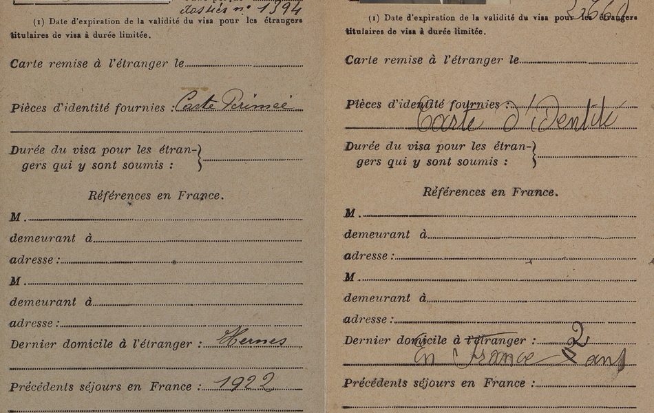 Document imprimé pré-rempli et complété manuscritement sur lequel a été collée la photographie noir et blanc d'un homme.