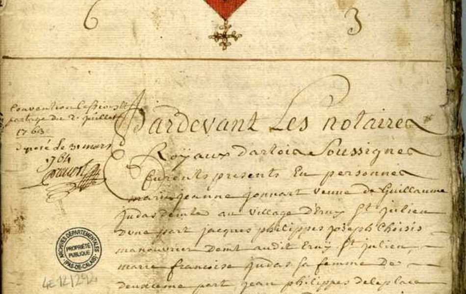 Document manuscrit montrant en losange coloré en jaune et rouge. Les quatre angles s terminent par des ornements fleuris. À l'intérieur, on lit "Seizième registre aux actes réciproques de l'étude du notaire Cousin de la résidence de la ville d'Aire commençant le 4 de juillet 1763 et finissant avec ladite année"