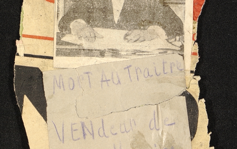 Photographie couleur d'un collage sur un morceau de journal déchiré. En haut la photographie noir et blanc d'un homme. En-dessous, écrite au crayon, la mention "Mort au traître vendeur de chair humaine".