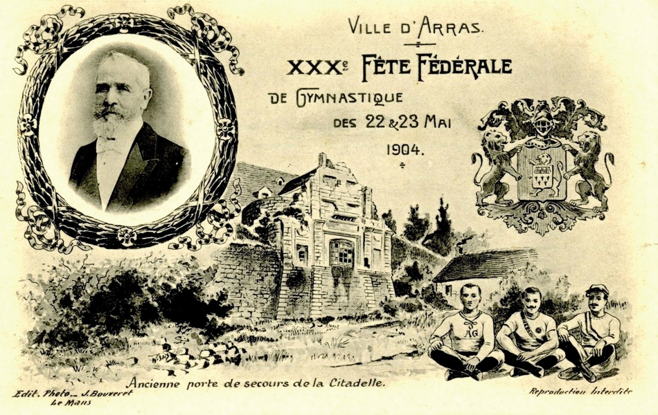 Carte postale noir et blanc. En haut à gauche, une photographie en médaillon du président Loubet. À droite au même niveau, le blason d'Arras. Les deux encadrent le titre "Ville d'Arras. 30e fête fédérale de gymnastique des 22 et 23 mai 1904". En-dessous, représentation de l'ancienne porte de secours de la Citadelle. Enfin, au premier plan, trois hommes en tenue de sportifs sont assis par terre, jambes croisées.