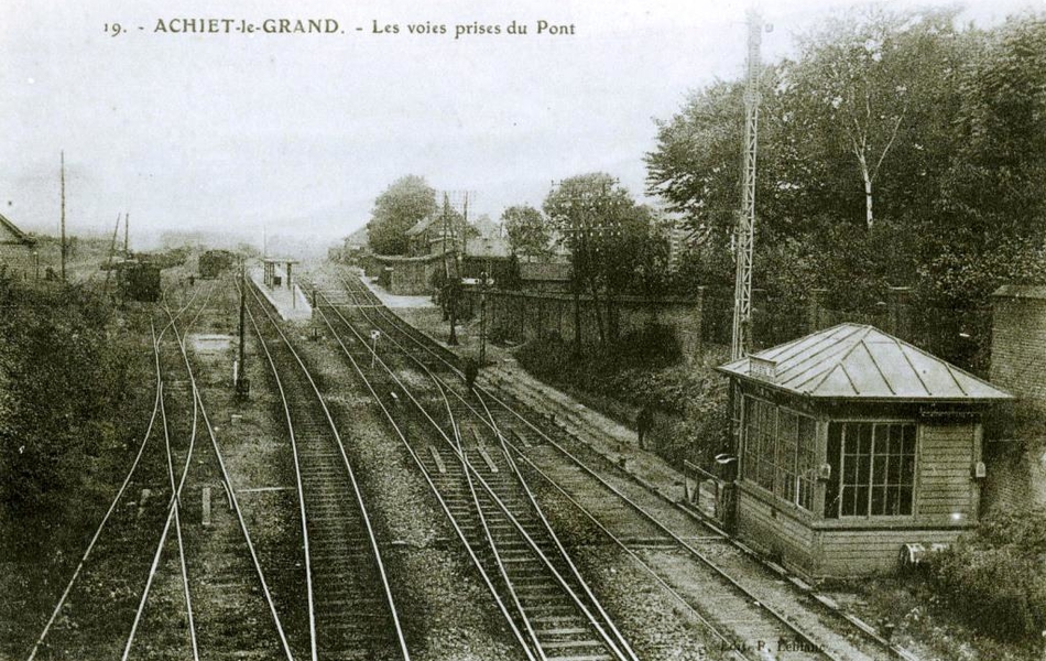 Carte postale noir et blanc montrant des rails de chemin de fer