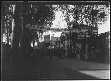 Photographie noir et blanc montrant un défilé. Au début du cortège, une banderole sur laquelle on lit : "La betterave à ses compatriotes d'Arras et de Lille".