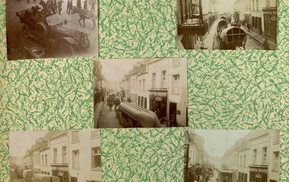 Page d'un album présentant cinq photographies d'un convoi militaire dans une rue.