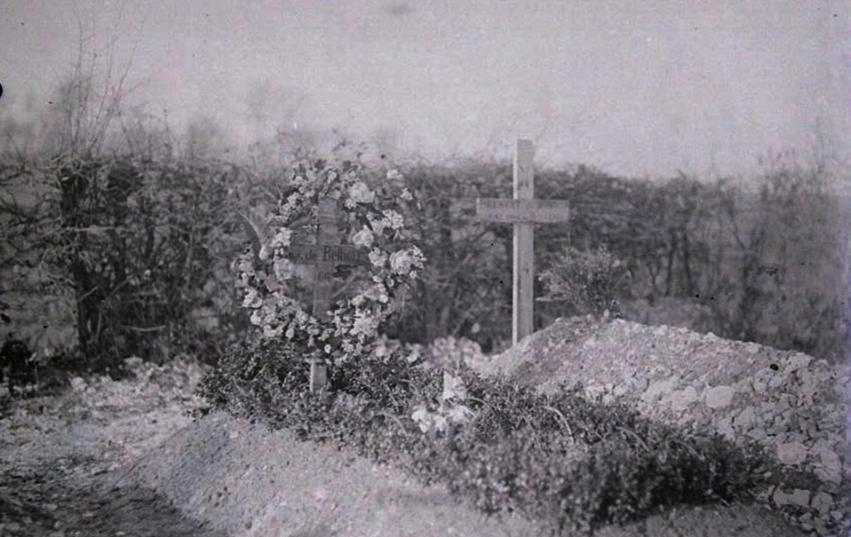 Photographie représentant un cimetière provisoire, avec deux tombes. 