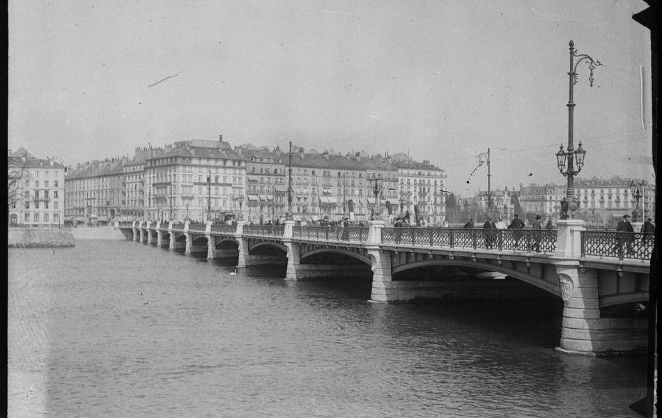 Photographie noir et blanc montrant un pont sur un fleuve.