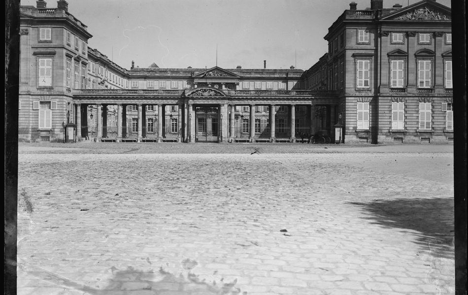 Photographie noir et blanc montrant la façade d'un bâtiment imposant.