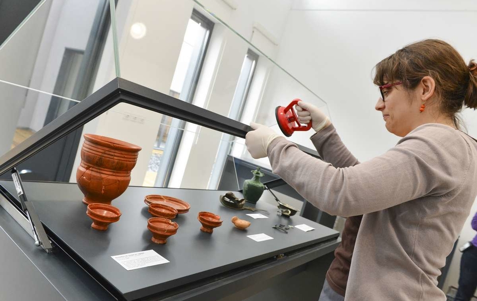 Préparation d'une vitrine d'exposition.