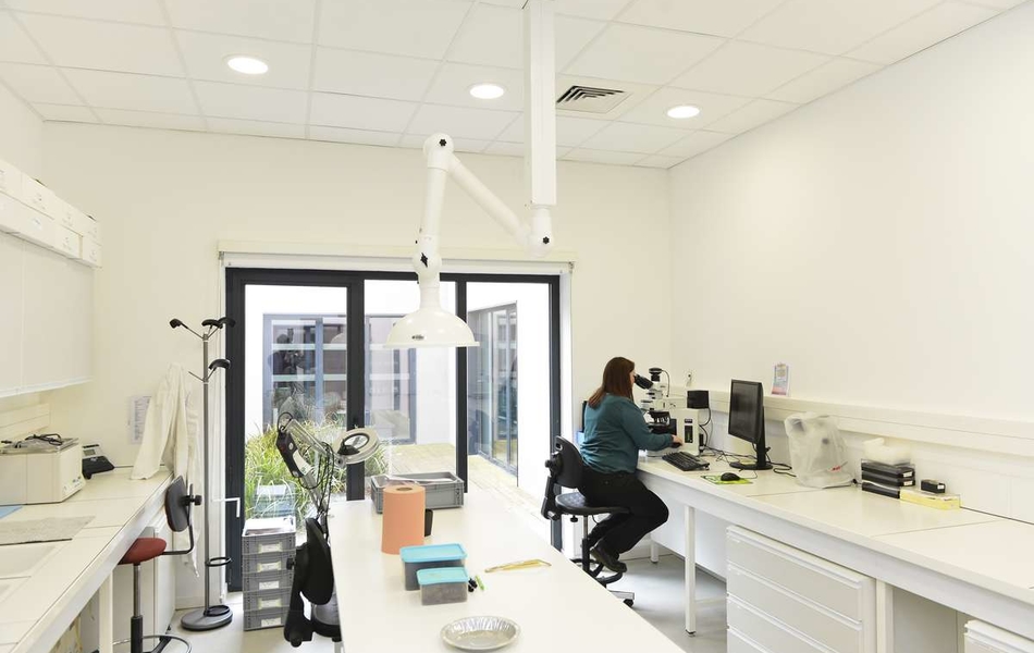 Laboratoire d'analyse, il dispose notamment d'une loupe binoculaire, d'un microscope et d'une étuve.