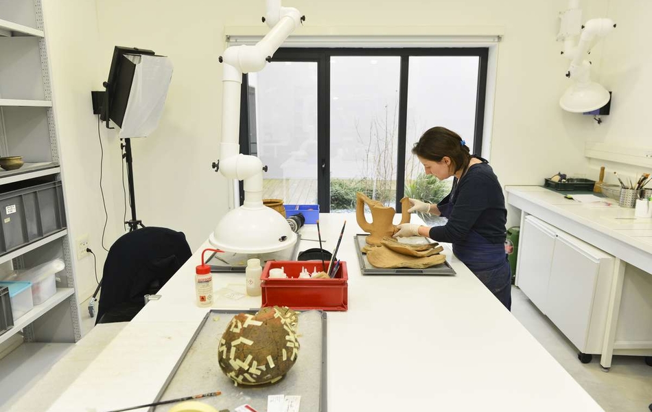 Laboratoire de restauration pour les objets archéologiques.