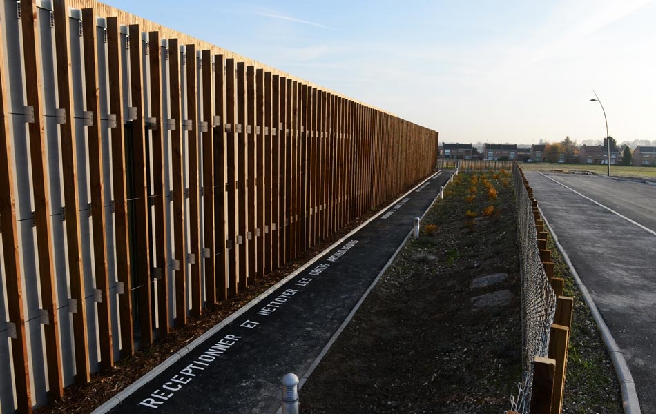 Cheminement piétonnier permettant de suivre le parcours du mobilier archéologique.