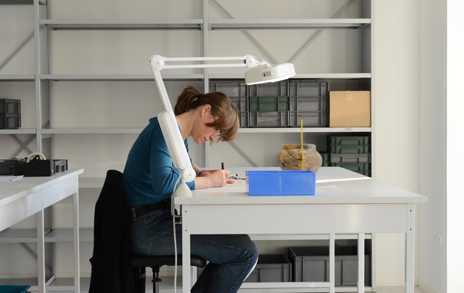 Salle d’étude destinée à la consultation des collections pour les archéologues.