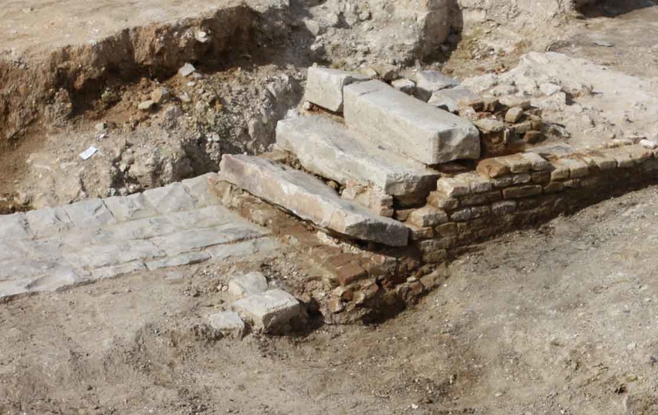Cet escalier en grès est le témoignage d'un aménagement de chantier utilisé par les ouvriers de l'église bâtie en 1750.