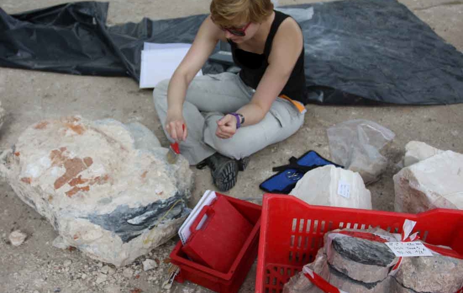 Dès leur découverte sur le terrain, les blocs lapidaires reçoivent un premier traitement, avant d'être inventoriés puis étudiés en laboratoire.