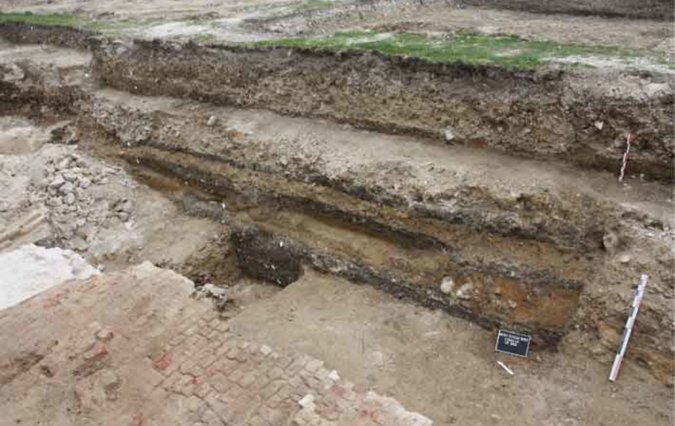 À la lecture de cette stratigraphie, on peut restituer pour les périodes médiévales un talus en retrait de plus de 15 m par rapport au présent. Cela laisse entrevoir la quantité impressionante de remblais qu'il a fallu mobiliser pour modifier la topographie du site. 