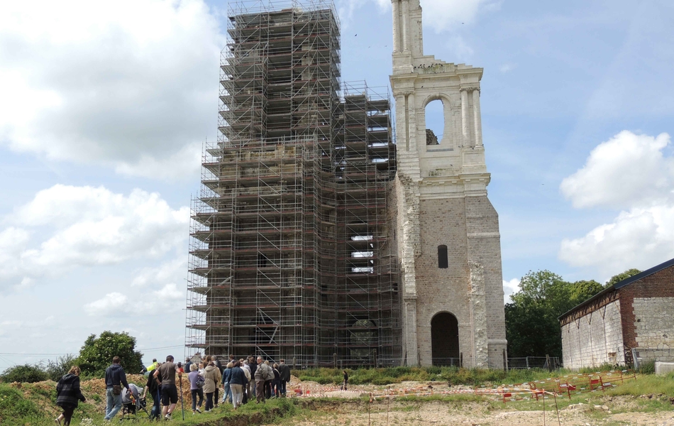 Vue générale du site de l'abbaye du Mont-Saint-Éloi durant les visites guidées 