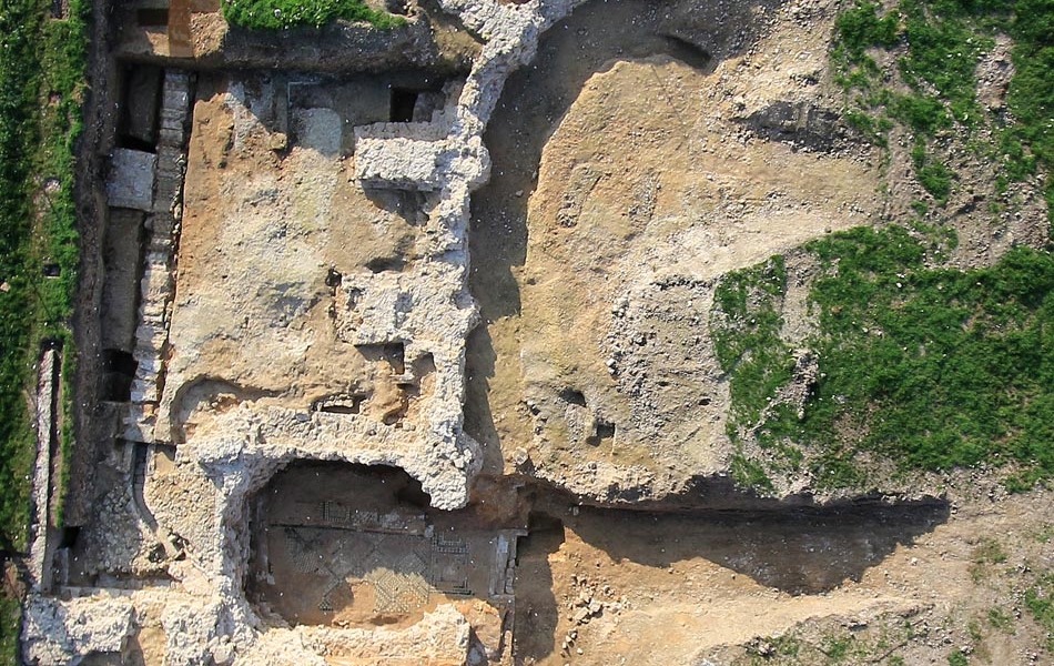 Cette vue aérienne des fondations de l'église gothique permet de distinguer une partie du chœur, trois contreforts et la chapelle attenant.