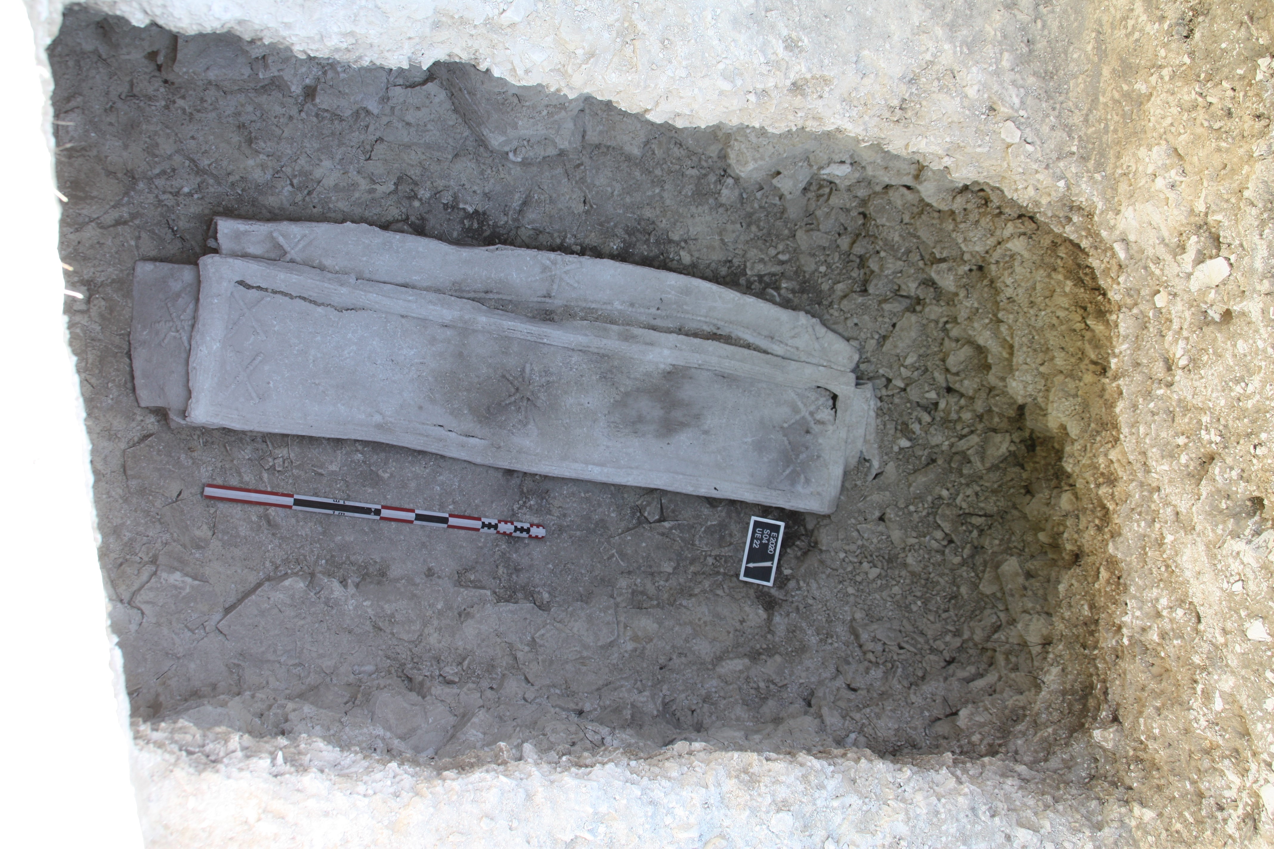 Photo du sarcophage au fond de la fosse.