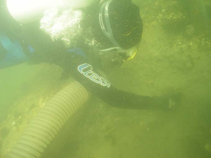 Dégagement de l'épave découverte dans la Canche.