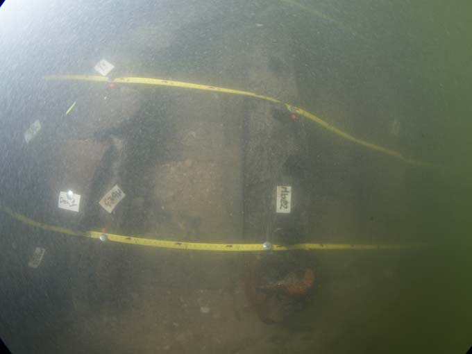 Vue de la coque de l'épave en cours de fouille