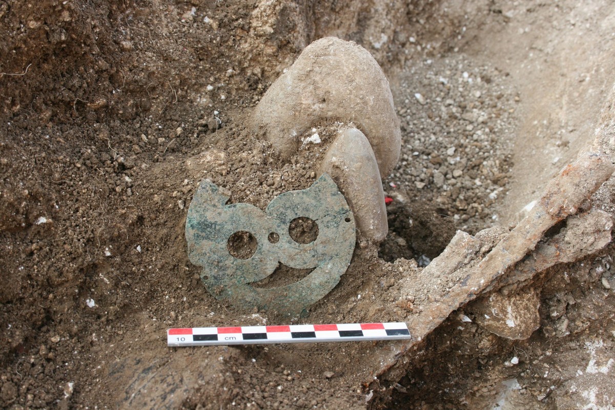 Haute-Avesnes - Plaque décorative en bronze