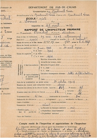 Photographie couleur d'un document manuscrit sur lequel on lit : "Département du Pas-de-Calais. Circonscription de Montreuil-sur-Mer. Arrondissement de Montreuil, canton de montreuil. École mixte de Sorrus. Inspection du 28 avril 1939. Rapport de l'inspecteur primaire sur Monsieur Ponchel, institut directeur. Date et lieu de naissance : 19 mai 1908 à Maresquel. État civil : marié. Charges de famille : 1 enfant. [...] promu le 1er janvier 1937. Services militaires du 9 novembre 1928 au 1er avril 1930. [...] Récompenses honorifiques. Cours d'adultes et œuvres post-scolaires. Dernière récompense obtenue : lettre de félicitations. Date de la nomination du poste actuel : 1er octobre 1938. Nombre de classes que comprend l'école : deux. Nombre des élèves de la classe visitée. Inscrits : 29, présents : 28. Nombre total des élèves de l'école : 52 (23 garçons, 29 filles)."