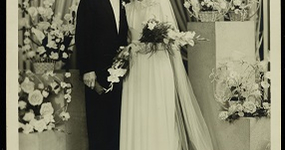 Photographie d'un couple de marié prenant la pose debout