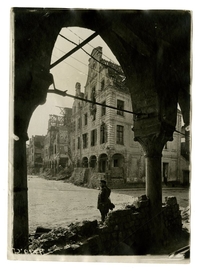 Carte postale noir et blanc montrant les ruines d'une ville.