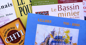 Photographie couleur montrant un tas de livres.