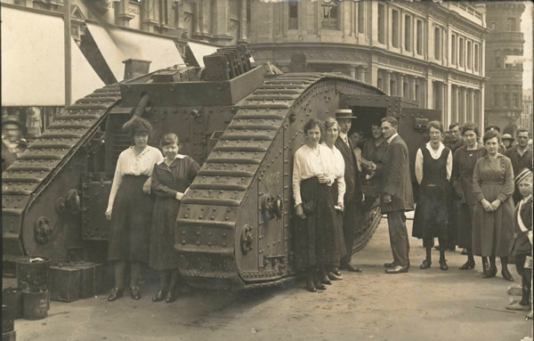 Char anglais Mark IV entouré de civils.