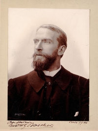 Portrait noir et blanc d'une homme de trois-quart, portant une barbe et regardant vers le ciel.