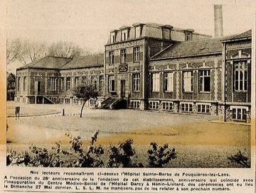 Coupure de presse monochrome montrant la photographie d'un bâtiment dans un parc. En-dessous, la légende suivante : "Nos lecteurs reconnaîtront l'hôpital Sainte-Barbe de Fouquières-lez-Lens. À l'occasion du 25ième anniversaire de la fondation de cet établissement, anniversaire qui coïncide avec l'inauguration du entre médico-social de l'hôpital Darcy à Hénin-Liétard, des cérémonies ont eu lieu le dimanche 27 mai dernier. L. S. L. M. ne manquera pas de les relater à son prochain numéro.