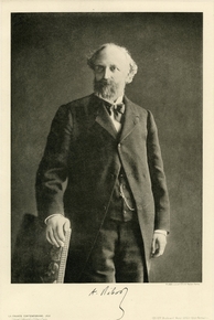 Portrait en pied noir et blanc d'un homme barbu.