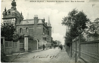 Vue en noir et blanc de la rue de Rotschild à Berck-sur-Mer avec au premier plan la maison du docteur Calot. 
