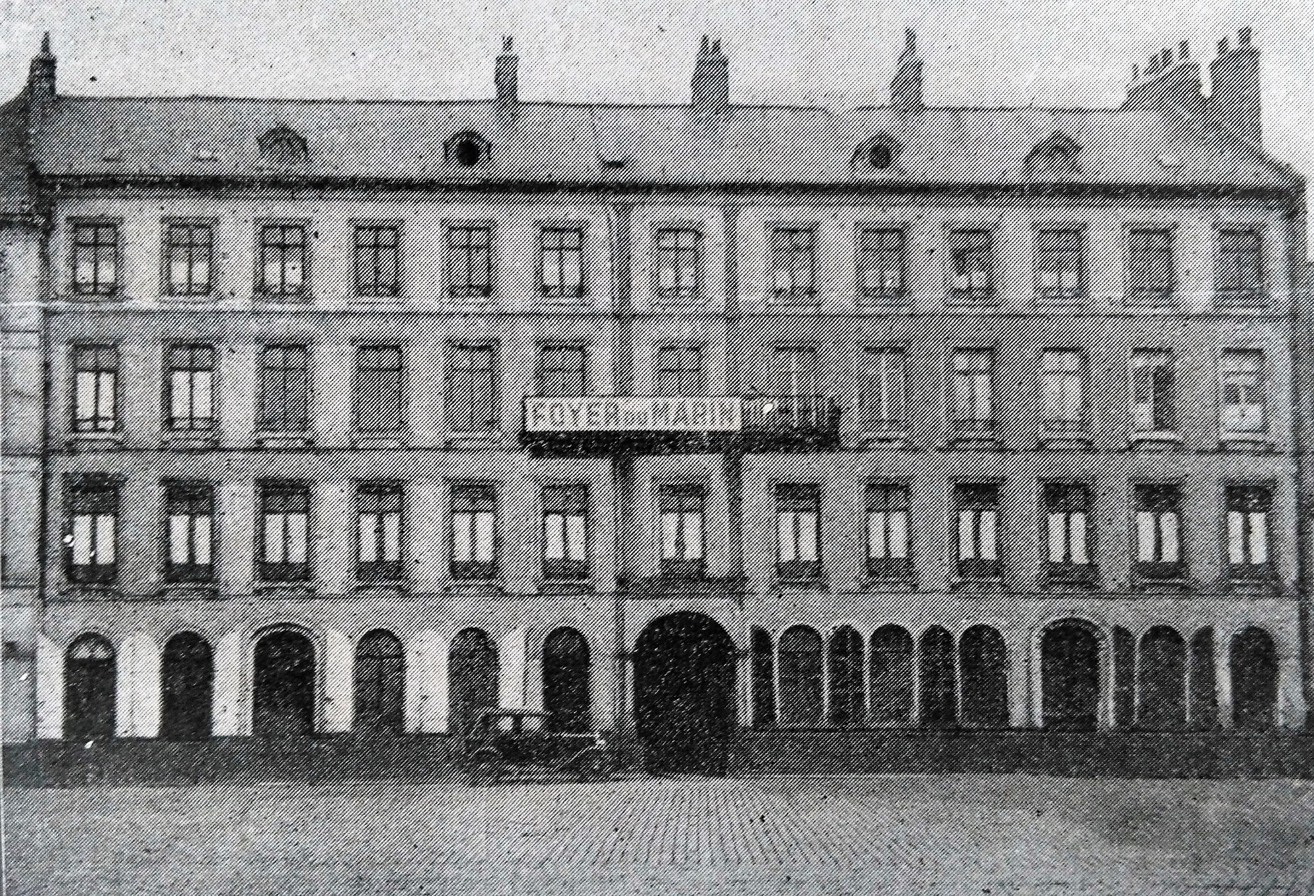 Photographie noir et blanc montrant la façade d'un bâtiment sur lequel on lit l'enseigne "Foyer du marin".