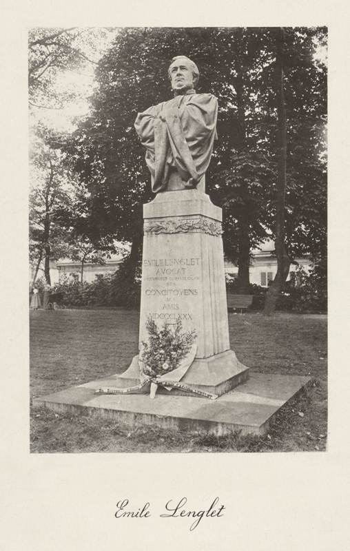 Phototypie noir et blanc d'un piédestal sur lequel repose le buste d'Émile Lenglet. Contre son socle, une gerbe de fleurs a été déposée. On peut lire gravé dans la pierre : "À Émile Lenglet, avocat, ancien préfet du Pas-de-Calais, ses concitoyens, ses amis, 1853". Le monument se trouve dans un parc.