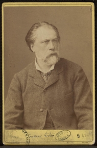 Portrait sepia d'un homme âgé barbu, tourné de trois-quart.